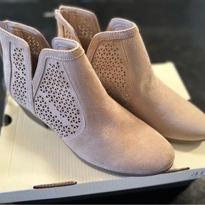 Beautiful fall booties, Never worn!